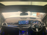 BMWの運転席はドライバーオリエンテッドという構造を採用。ドライバー目線の操作がしやすい設計になっており、ドライブ中にも目線の移動が少なく運転中にも簡単に操作ができます。
