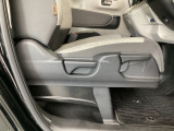 【前席】運転席にはシート高を調整できるハイトアジャスターが装備され、幅広いシートポジションの設定が可能になっております♪