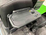 飲み物や食べ物を気軽に置ける格納式シートバックテーブルを、運転席と助手席の背もたれにご用意。車中泊も快適です!