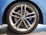【BMWアロイホイル】軽量かつ強度に拘ったアロイホイル。走行性能ポテンシャルを引き出す設計。車の足元を引き締めてくれる大きなポイントはアロイホイルです。
