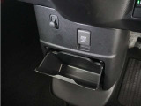 ◆センターロアボックス◆インパネ中央の下部には、ごみ箱としても使用する事ができるセンターロアボックスを装備しております。