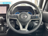 操作しやすいステアリングで、快適なドライビングをサポートします。機能が充実しており、運転中の細かな操作もスムーズです。