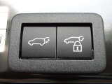 パワーバックドアを装備しています。バックドアを運転席からも開閉できます、便利ですよ。