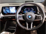 【ハンドル】ドライバーとBMW車の一体感がダイレクトに伝わるステアリングホイール。形状・太さへの拘りに加えて、操作性を高める為にスイッチ類も配置。クイックかつ安定のドライビングを体感下さい!