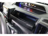 スッキリしまうことのできる運転席アッパーボックスがあります!