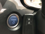 エンジンスタートスイッチです。キーが車内にあれば、エンジンの始動や停止はスイッチを押すだけ!キーを取り出す手間を省き、ワンプッシュで操作できるので簡単でスムーズです。