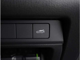 【パワーバックドア】スマートキーや運転席のボタンを押すだけでリアゲートが自動で開閉します。両手に荷物を持っている時や高い位置のバックドアを閉める際に便利な機能です。