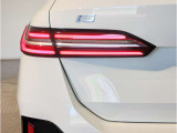 BMWのテールランプはプレスラインへと続く形状のため、統一感のある綺麗なラインを演出しております。