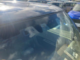 2つのカメラで前方の車両や歩行者を検知し、衝突のおそれがあると判断すると、ブザー音やメーター内の表示で警告。衝突の可能性が高まると、自動でブレーキをかけ、衝突の回避または衝突時の被害軽減を図ります。