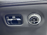メルセデス・ベンツのヘッドライトスイッチはとてもシンプルなスイッチです。基本的にAUTOの位置にしていれば周辺の明るさを判断し自動でヘッドライトを転倒させ安全運転に一役買ってくれます。