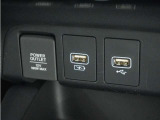◆USBチャージャー、12Vの電源ソケット◆使いやすい場所に装備されています。