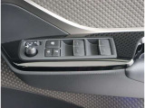 車の基本装備のひとつのパワーウインドウです。オート機能もあって、押し方の強弱で調整も出来ます。