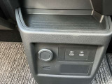 USB充電ポートとシガーソケットタイプの電源ソケットも装備されています。
