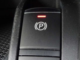 【電動パーキングブレーキスイッチ】オートホールドをONにすると、ブレーキを踏んで停車したときにペダルから足を離しても停車状態を維持!オートホールドをOFFにすることで手動解除のサイドブレーキに!
