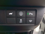 横滑りを抑制し車の姿勢の安定を図るVSA機能、車庫入れや縦列駐車など狭い場所でも安心な障害物センサー搭載。運転席とリアゲート本体に開閉スイッチを装備し、とても便利な電動リアゲート!