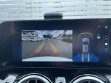 【バックカメラ】リバースに連動して車両後方の映像をディスプレイに表示します。歪みの少ないカメラと、鮮明な画像で後退時の運転操作をサポートします。