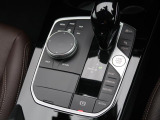 【シフトノブ】BMWの高性能オートマチックは、ATセレクトレバーを左側に倒すことで、通常の「D」から「S」(スポーツ)または「M」(マニュアル)へと切り替えが可能です。
