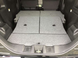 トランクルーム!リアシートは片方ずつ倒せます。乗車員数や積む荷物に応じてアレンジが可能ですので多彩に使えてとても便利です。