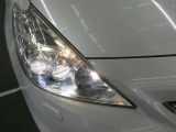 ハロゲンランプより2倍以上明るく、ロングライフの LEDヘッドランプを装備しています。