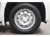 純正のスチールホイールが足元を飾ります!タイヤサイズは 145/80R12 でございます。