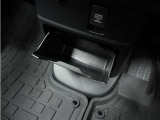 ◆センターロアボックス◆インパネ中央の下部には、ごみ箱としても使用する事ができるセンターロアボックスを装備しております。