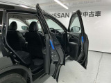 【セーフティイルミネーション】夜間ドアの開閉に連動してLEDが点灯し、後続車にドアが開いていることを知らせて衝突事故を防ぐ安全オプションです。