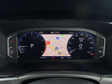 【Digital Cockpit Pro】基本の速度計とタコメーターの表示に加え、中央にドライビングデータやマップなどを少ない視線移動で視認できます。