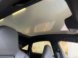 ●スマートパノラマガラスルーフ『天井の開放感を感じられ、風景を楽しむことができます。車のデザインにおいてもサンルーフは高級感やスタイリッシュさを演出します。』