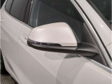 BMWのミラーは車種によって異なりますがレーンチェンジウォーニングが装備されております。詳しくは当店スタッフまでお問い合わせくださいませ。