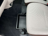 助手席下には引き出し型トレイが付いています。普段使わないようなものを収納できます♪