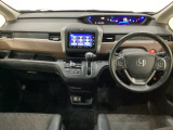 車内は光触媒抗菌消臭施工済です。インパネ周りはスタイリッシュなデザインで機能や装備も充実しています。グローブボックスやカップホルダーのほかにトレーなどたくさんの収納スペースが付いています。