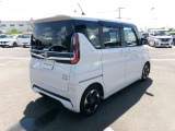 リアスポイラーも標準装備でスタイリッシュな外観です。