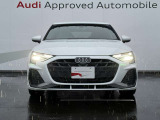 シングルフレームグリルはAudiの象徴的なデザイン要素であり、一目でAudiとわかるスタイル、大きくて迫力のある形状が車のスポーティな印象を強調しており、魅力的なデザインとなっています。