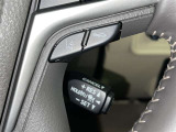 クルーズコントロール機能が付いています。 速度を設定するとアクセルを踏まなくても一定の速度で走ることができます。  高速道路ではとても便利な装置なんです。