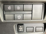 運転席側から両側スライドドアの開閉ができます
