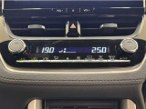デュアルオートエアコン付きです。運転席・助手席でそれぞれ吹き出す風の温度や風量など自動調整してくれます。