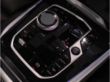 運転中にもオーディオの音量やFMの切り替えなどステアリングでの操作で切り替え可能なため、ステアリングから手を放す必要がない為、運転中でも操作が簡単でございます。