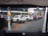 後席ドアロールサンシェイドは、直射日光をカットしてくれますので快適にお乗りいただけます♪