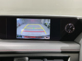 リバースギアに入れるだけで後方の表示へ切り替わります。夜間や雨の日の駐車も楽になりますよ。