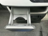 運転席jの手の届きやすい位置に設置されたドリンクホルダーです。