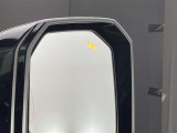 後続車が接近するのを知らせてくれるBSM(ブラインドスポットモニター)接近するとドアミラー部の警告灯が光ってくれるので、万が一の追突も防げそうですね♪上級装備です。