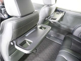 ◆シートバックテーブル◆フロントシートの背面に後席用のテーブルがついています。小物が置けて!カップホルダーもあります、ドライブ中や休憩時にも便利なテーブルです。