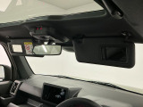 【サンバイザー】車内で身だしなみを整えるためのバニティミラーがセット。お化粧直しや髪型のチェックに活用できます。