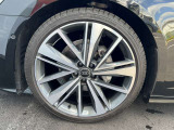 Audiは多様なホイールデザインを提供しており、スポークの形状やサイズ、仕上げ(ポリッシュド、マット、ブラックなど)によって選択肢が豊富です。