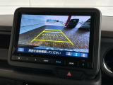 リバースギアに入れるだけで後方の表示へ切り替わります。夜間や雨の日の駐車も楽になりますよ。