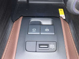 電動パーキングブレーキ&ブレーキホールド☆HOLDスイッチを押しシステムONの状態にしておくことで渋滞や信号待ちなどでブレーキを踏んで停止した時保持してくれる。