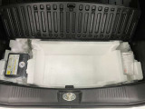 【サブトランク】ラゲッジ下には、スペアタイヤの替わりとなる応急タイヤパンク修理キットも備え付けられています。