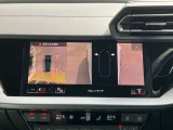 サラウンドビューカメラ装備 車両の4つのカメラから得た映像を合成し、上空から眺めているような映像をモニターに映し出します。車両周辺の歩行者や障害物などの発見に役立ちます。