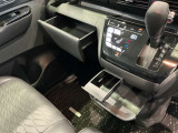 便利な収納スペースがたくさん用意されており、車内はスッキリしております。