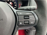 Hondaセンシングの機能のひとつ、アダプティブクルーズコントロール付!アクセルから足を離しても設定したスピードと前車との車間を保ち走行してくれます!車線維持もアシスト☆高速道路で疲労軽減ですね☆